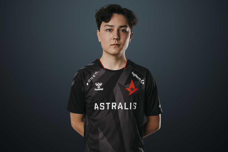 An image of Lucky in the Astralis jersey.