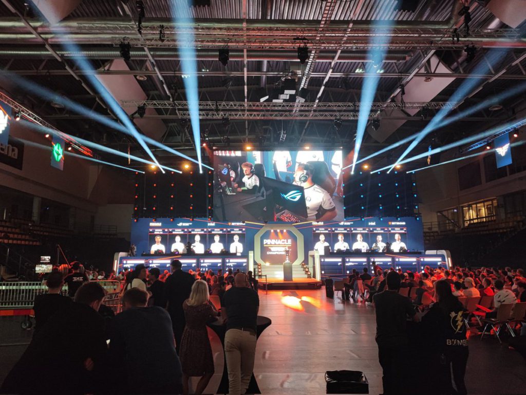 Pinnacle Cup Crowd cheering for both Heroic and BIG.