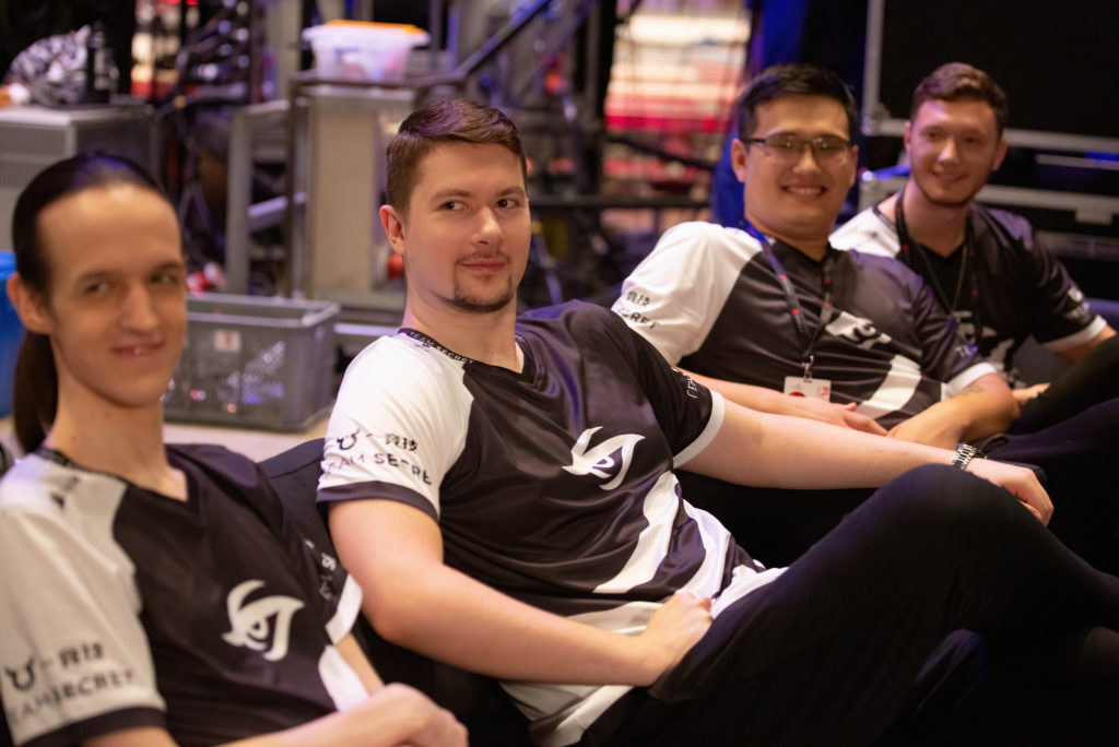 Team Secret Puppey taking centerstage as they psoe for a photo op.